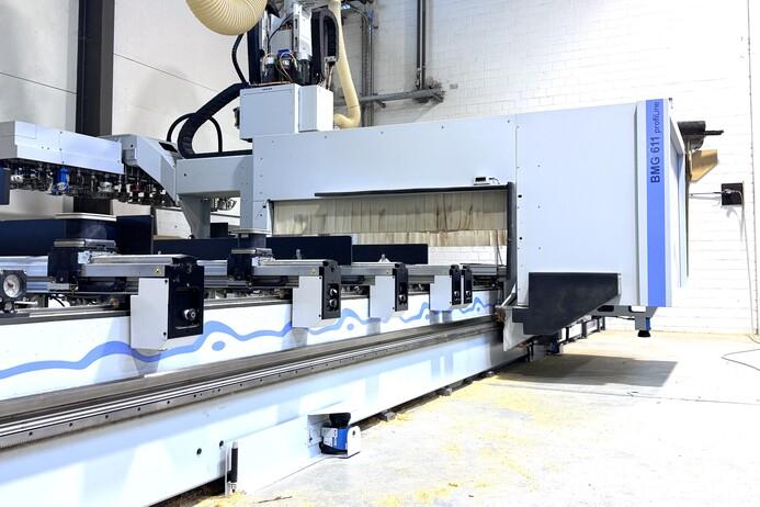Moderne CNC-Fräsmaschine in einer Industriehalle, ausgestattet mit mehreren Komponenten und einer robusten Führungsschiene.
