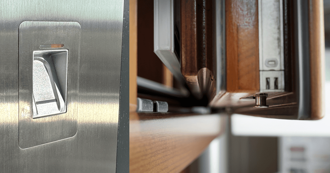 Nahaufnahme eines modernen Türschalters aus Edelstahl und eines geöffneten Holzfensters mit Metallbeschlägen.