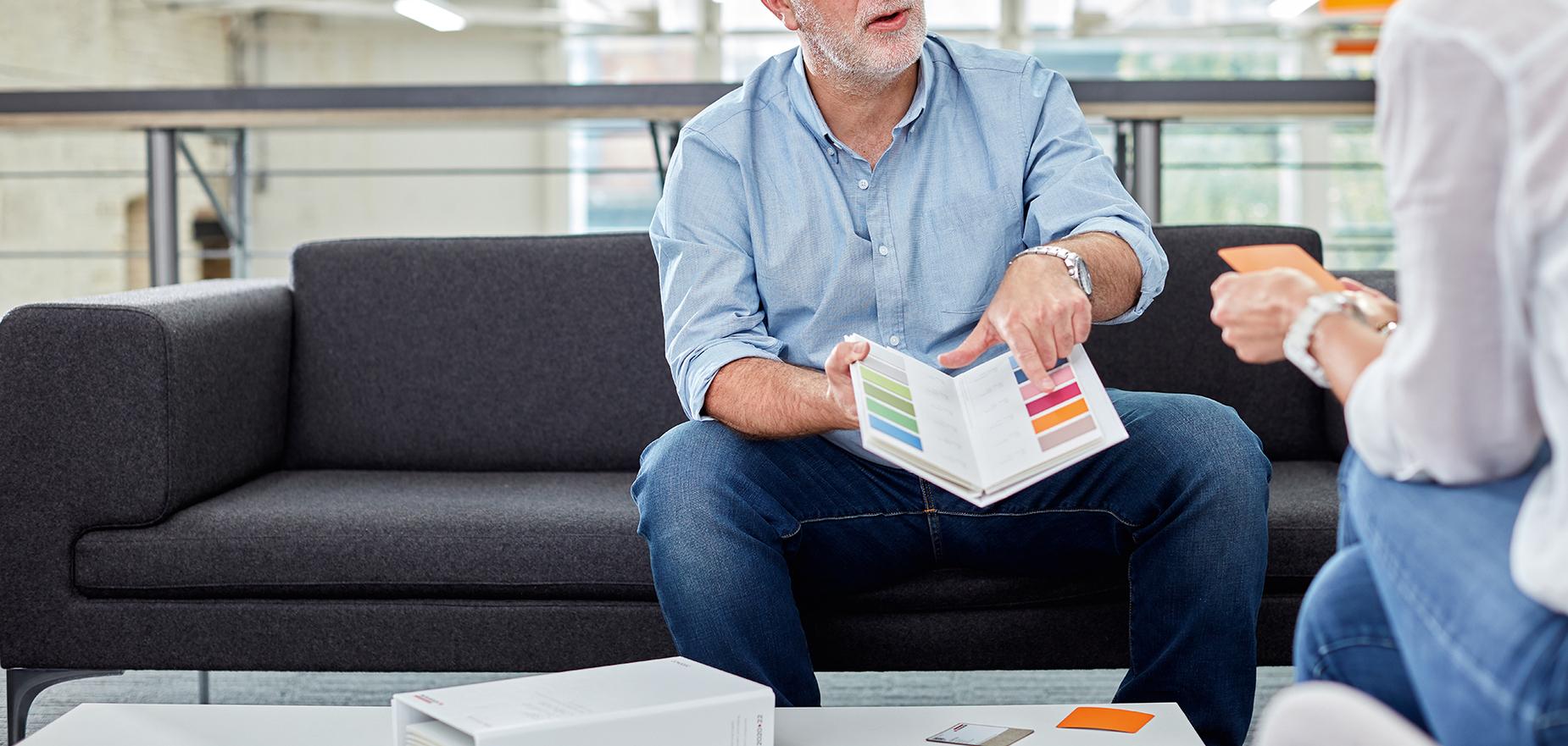 Farb- und Oberflächenberatung Fachmann berät zu Farben und Oberflächen